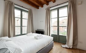 Modern Apartment In Milan With Balcony